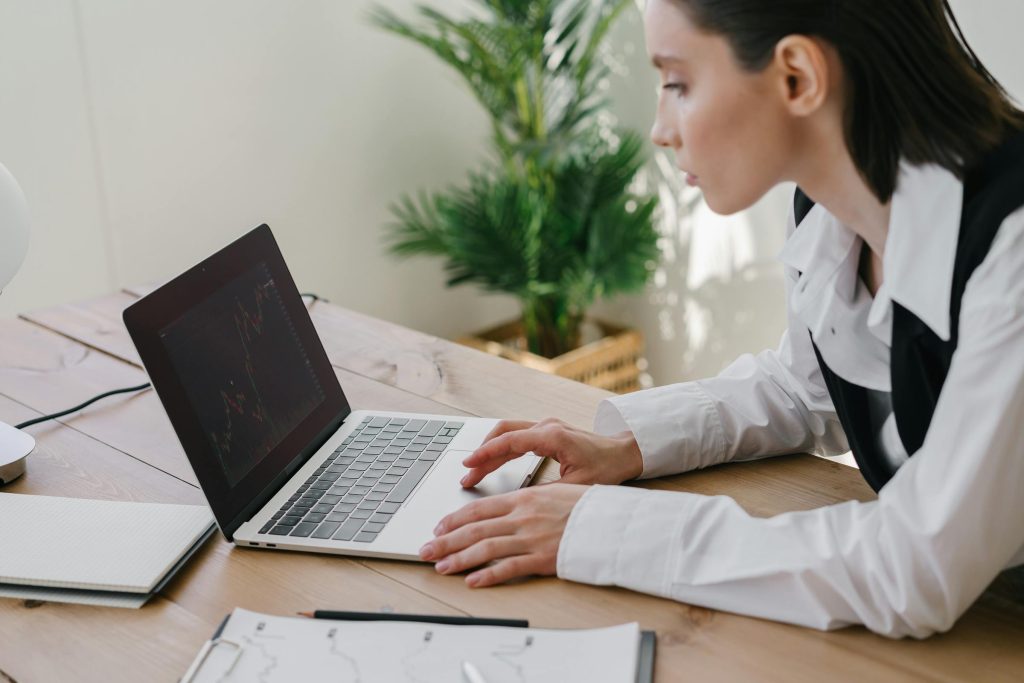 Navigating the Job Market: How to Land Positions in Polands Major Corporations - Melhores oportunidade de emprego na Polônia